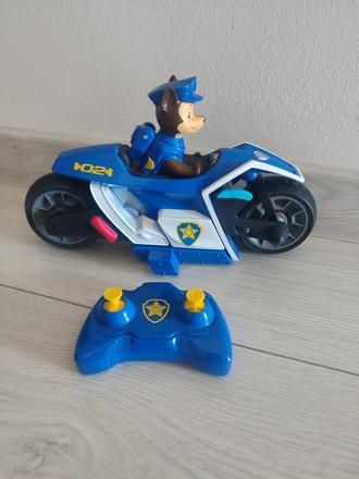 Chase s motorkou na diaľkové ovládanie,
