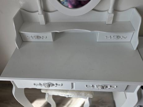 Kozmetický stolík, 