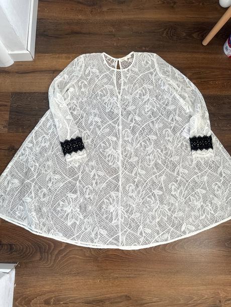 Čipkované šaty od francúzskej značky maje, s