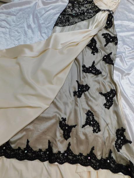 Velmi pekne spolocenske saty, 38