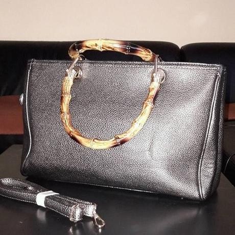 Čierna kabelka s drevenými ručkami,