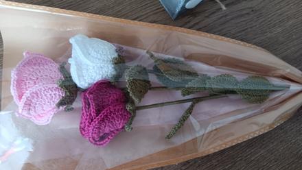 Háčkovaná kytica ruží, 