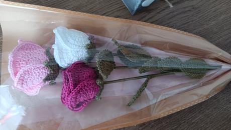 Háčkovaná kytica ruží, 