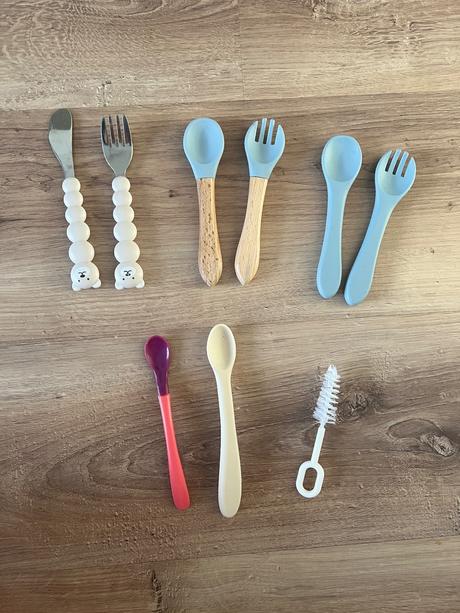 Podbradníky, fľaša, misky, príbor, 