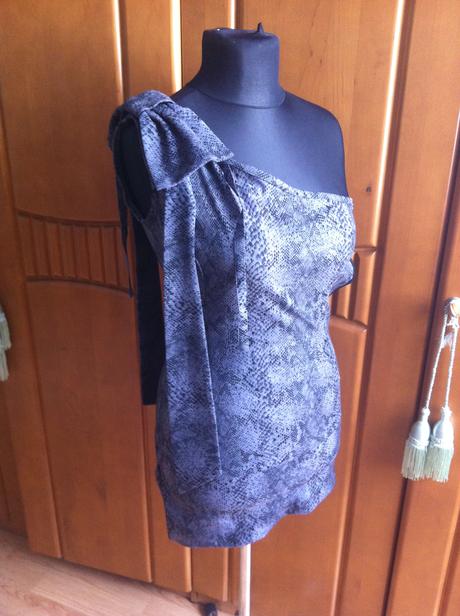 Šaty na jedno rameno, s