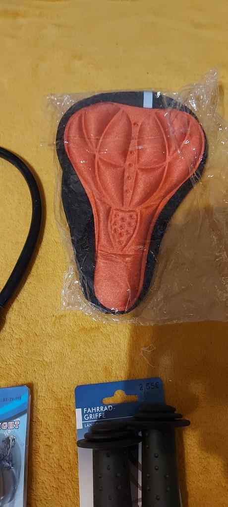 Svetlo na bicykel,rukoväte ,zámok,poťah na sedadlo, 