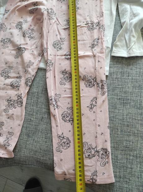 Predám 2 pyžamá+papuče, sinsay,128