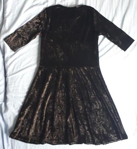 Cierne zamatove saty, 146