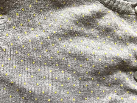 Sivý svetrík so žltými bodkami tchibo, 122