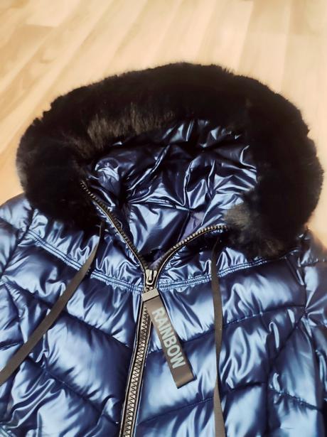 Modrá lesklá bunda, s