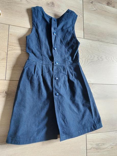 Teplé šaty bez rukávov gombíkové zadné zapínanie, 128