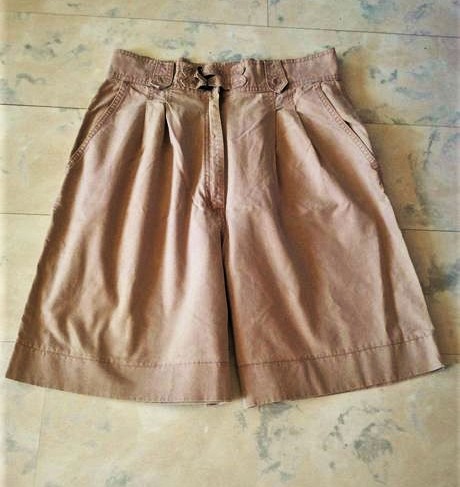 Bermudy s vysokým pásom, 44