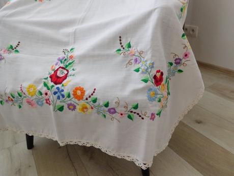 Obrus ručná výšivka top top stav, 143 x 123 cm,, 
