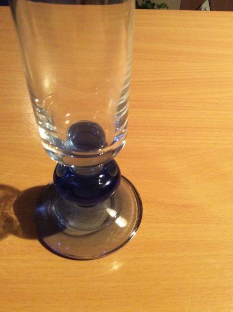 Úzka sklenená váza,