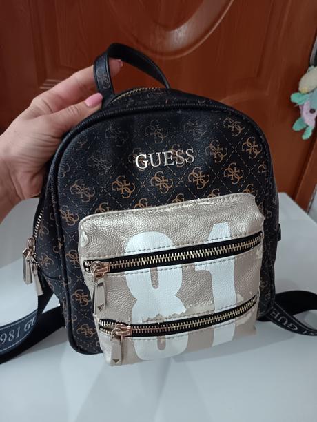 Guess batoh, guess