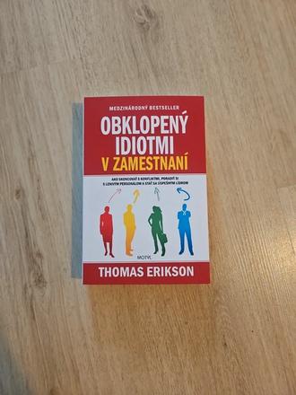 Kniha obklopený idiotmi v zamestnaní,