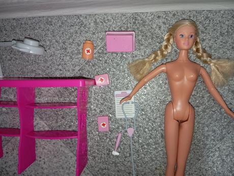 Stolík pre barbie s doplnkami,