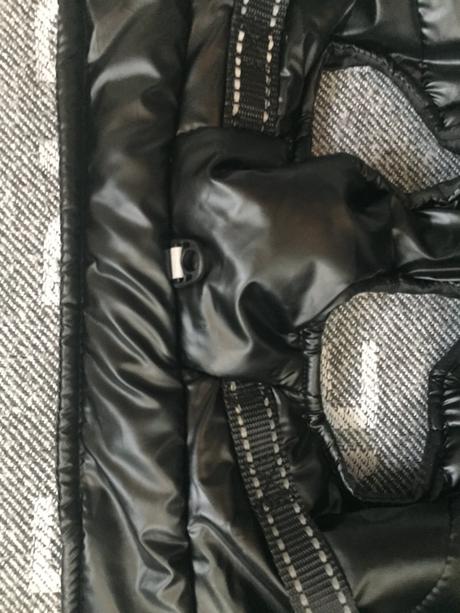 Bunda s postrojom pre mensieho psa,