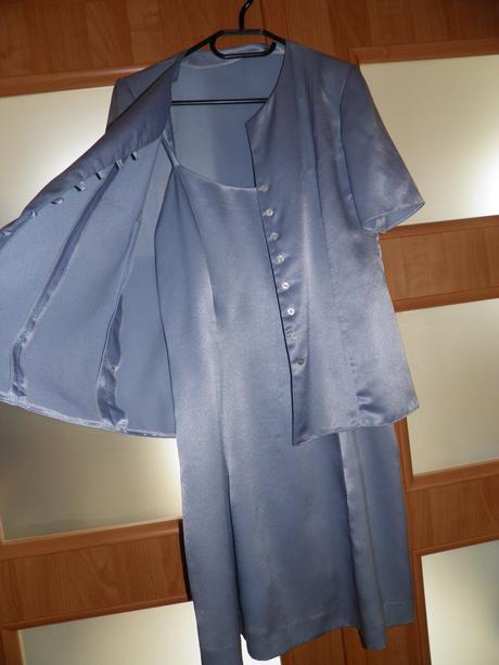 Bledomodré krátke saténové šaty, l