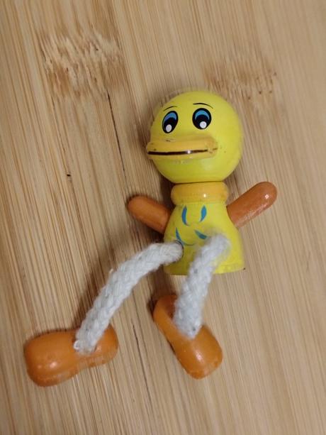 Retro drevený káčer, šnúrkové nohy, 6,5 cm,