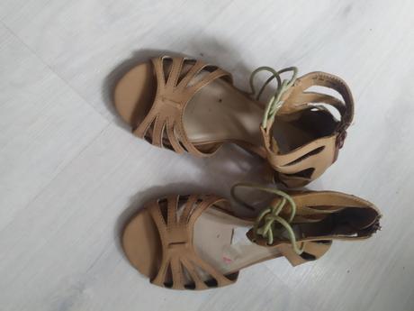 300 sandalky hnede raz obute, 37