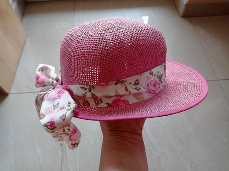 Klobúk s mašľou, 56