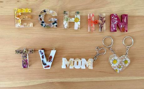 Ručne vyrobené živicové kľúčenky, 