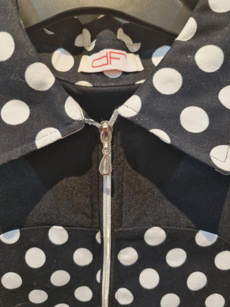 Elascičké šaty s bodkami, 38