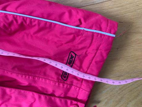 Lyziarska vetrovka, 104