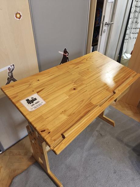 Rastúci písací stôl pre deti masív borovica, 