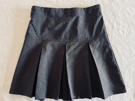 Tu sivá skladaná sukňa vel.122, tu,122