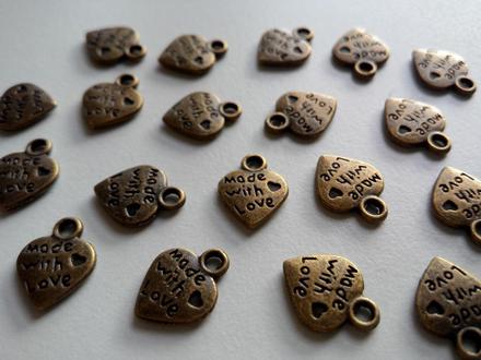 Prívesok made with love bronzový,