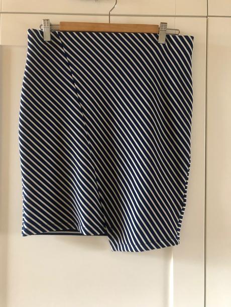 Elastická asymetrická sukňa uni,