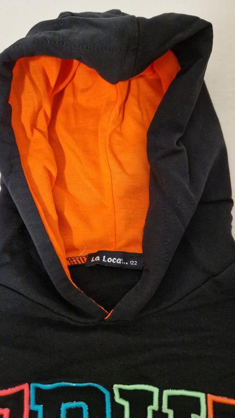 Čierna mikina s kapucňou s neonovym nápisom, 122