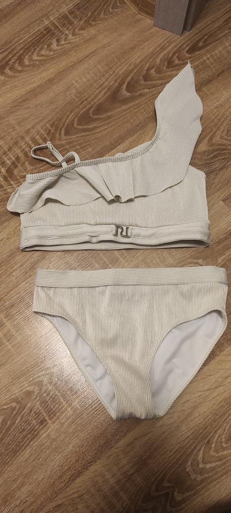 Dievčesnke plavky, 152