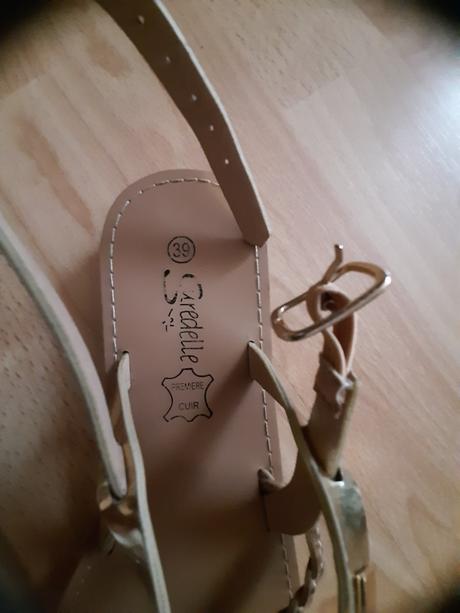 Zlaté nízke sandále zn. suredelle, 39