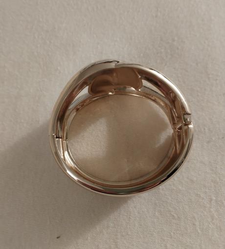 Krásny širší náramok v zlatej farbe, bershka