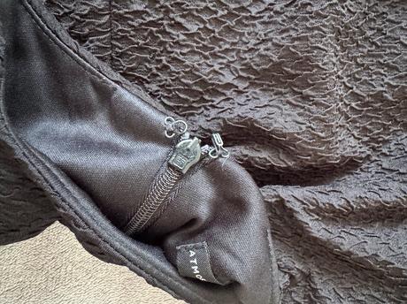 Čienre púzdrovné šaty s vypchávkami na pleciach at, atmosphere,l