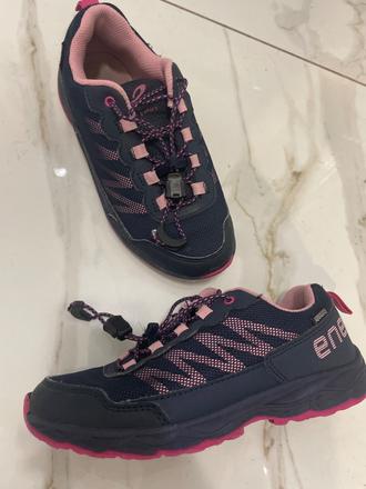 Trekové tenisky, 32