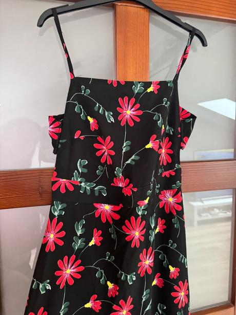 Čierne šaty s kvetmi, xs