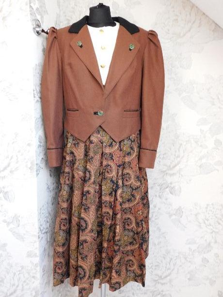 Luxusny vlneny kroj, 40