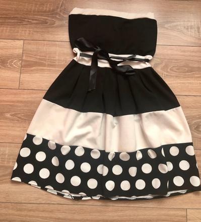 Krátke šaty bez ramienok, s