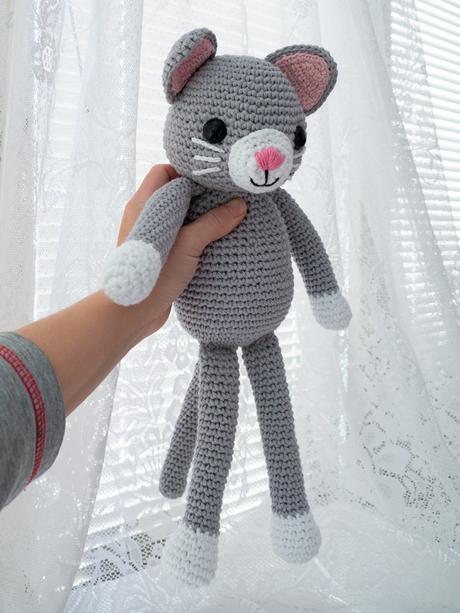 Háčkovaná mačička 39 cm,