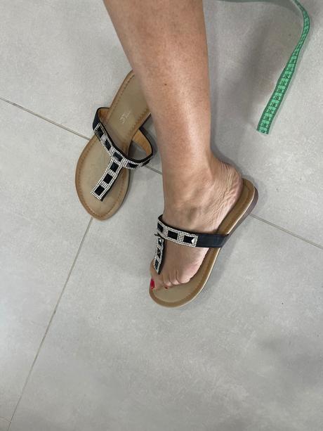 Šlapky s kamienkami, 38