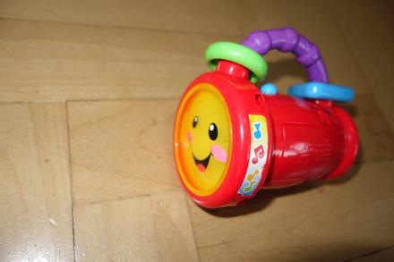 Spievajúca baterka fisher price,