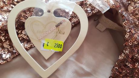 Trblietavé šaty, m