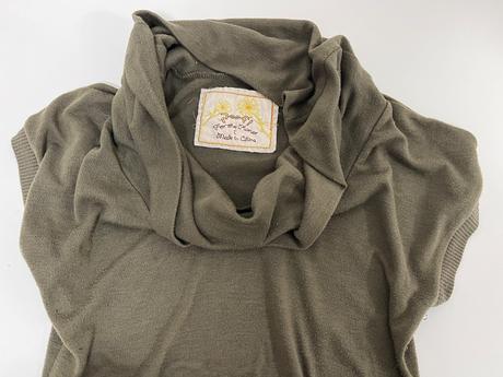 Pohodlný army zelený top s  rolákovým výstrihom, l