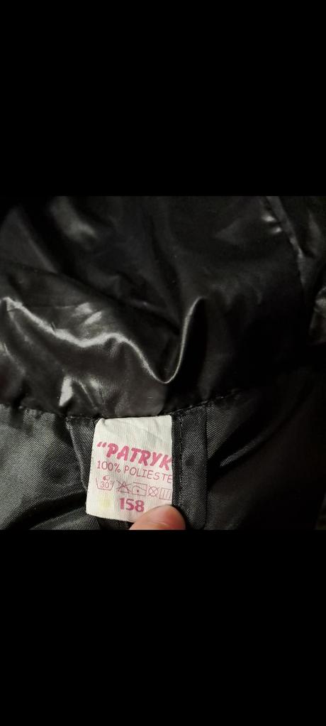Tmavý kabát s kapucňou, 158