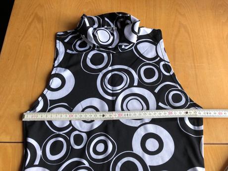 Čierno-biely top so stojačikom, s