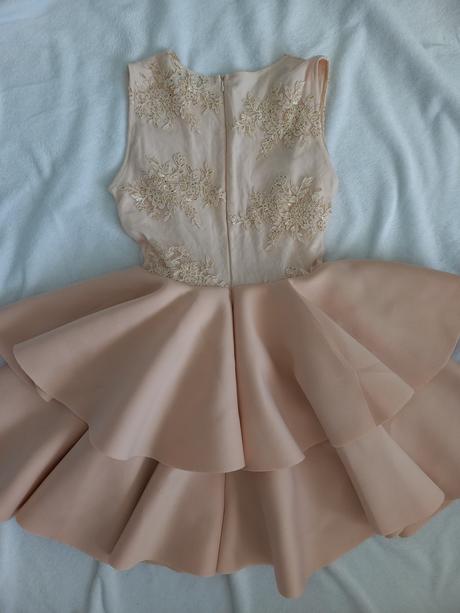 Krátke krémové spoločenské šaty so zlatým zdobením, 38